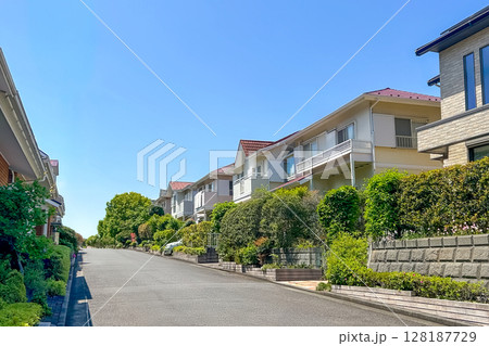 落ち着いた街並みの一戸建て住宅 128187729