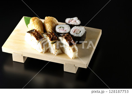 焼鯖、海苔巻、稲荷寿司を黒背景で撮影 焼鯖、海苔巻、稲荷寿司を黒背景で撮影 128187753