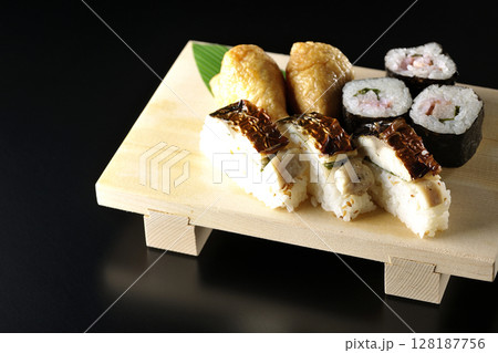 焼鯖、海苔巻、稲荷寿司を黒背景で撮影 焼鯖、海苔巻、稲荷寿司を黒背景で撮影 128187756