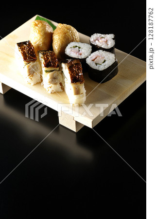 焼鯖、海苔巻、稲荷寿司を黒背景で撮影 128187762