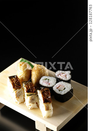 焼鯖、海苔巻、稲荷寿司を黒背景で撮影 焼鯖、海苔巻、稲荷寿司を黒背景で撮影 128187763