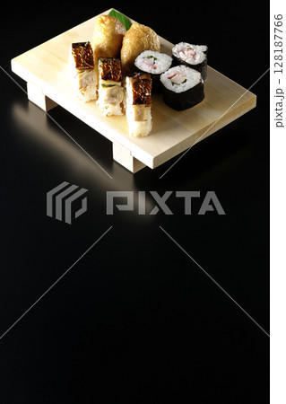 焼鯖、海苔巻、稲荷寿司を黒背景で撮影 128187766