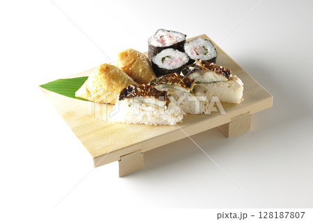 焼鯖、海苔巻、稲荷寿司を白背景で撮影 焼鯖、海苔巻、稲荷寿司を白背景で撮影 128187807
