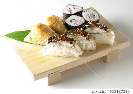 焼鯖、海苔巻、稲荷寿司を白背景で撮影 128187810