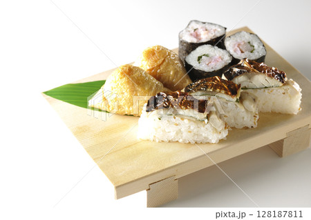 焼鯖、海苔巻、稲荷寿司を白背景で撮影 128187811
