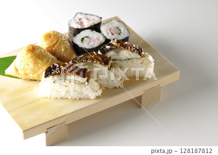焼鯖、海苔巻、稲荷寿司を白背景で撮影 焼鯖、海苔巻、稲荷寿司を白背景で撮影 128187812