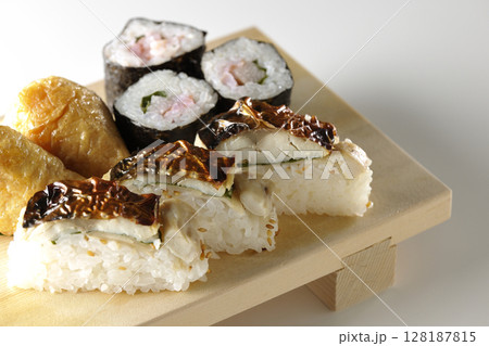 焼鯖、海苔巻、稲荷寿司を白背景で撮影 128187815