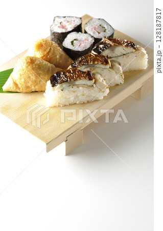 焼鯖、海苔巻、稲荷寿司を白背景で撮影 焼鯖、海苔巻、稲荷寿司を白背景で撮影 128187817