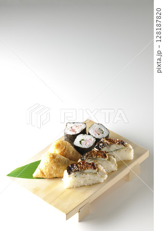 焼鯖、海苔巻、稲荷寿司を白背景で撮影 128187820