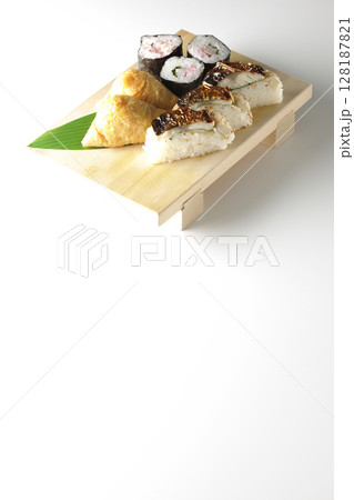 焼鯖、海苔巻、稲荷寿司を白背景で撮影 焼鯖、海苔巻、稲荷寿司を白背景で撮影 128187821