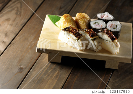 焼鯖、海苔巻、稲荷寿司 焼鯖、海苔巻、稲荷寿司 128187910