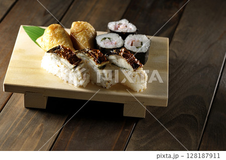 焼鯖、海苔巻、稲荷寿司 128187911