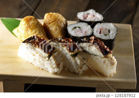 焼鯖、海苔巻、稲荷寿司 128187912