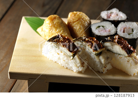 焼鯖、海苔巻、稲荷寿司 128187913