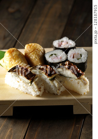 焼鯖、海苔巻、稲荷寿司 128187915