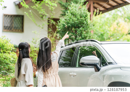 旅行でペンション・コテージ・貸別荘に車でやってきた女性 128187953