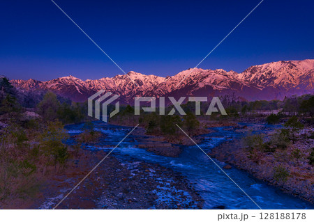 白馬から望む朝焼けの北アルプス 128188178