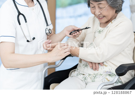 女性看護師　訪問看護　在宅医療　脈拍　バイタルサイン　ボディパーツ　パーツ 128188867