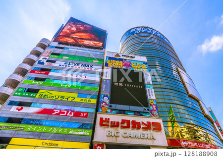 日本の東京都市景観　渋谷駅前の家電量販店・ビックカメラなどを望む＝令和7年7月4日 128188908