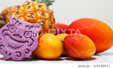鮮やかな色彩の沖縄南国フルーツとシーサーのクッキー 128188913