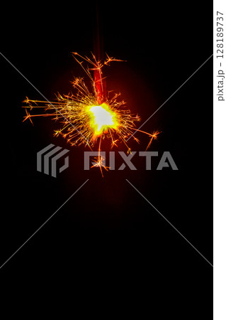 日本の夏の思い出 線香花火 日本の夏の思い出 線香花火 128189737