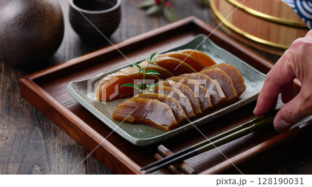 香り高い奈良漬け 酒の肴やご飯のお供に最適 香り高い奈良漬け 酒の肴やご飯のお供に最適 128190031