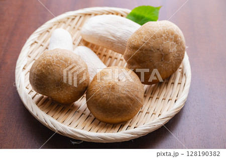 笊にのせたジャンボしめじ 128190382