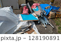 雑然と置かれた粗大ごみ 128190891