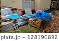 雑然と置かれた粗大ごみ 128190892
