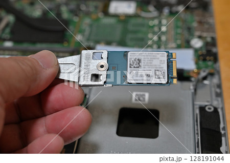 ノートパソコン修理　SSD　データ復旧　部品交換 128191044