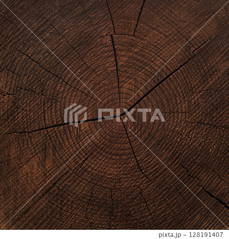 褐色のきめ細かい木目のひび割れた年輪が見える板の正方形の背景画像 128191407