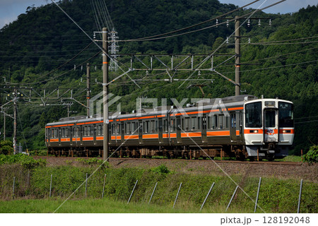 最後の活躍をする311系普通電車4両 128192048