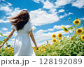 ひまわりと女性 128192089