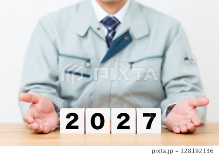 2027のブロックと作業着を着たミドル男性ビジネスマン 128192136