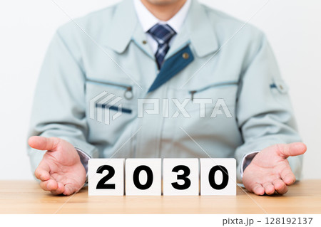 2030のブロックと作業着を着たミドル男性ビジネスマン 2030のブロックと作業着を着たミドル男性ビジネスマン 128192137