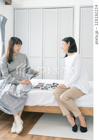 エコー写真を見ながら、赤ちゃんが生まれてくるのが待ち遠しい母と娘 エコー写真を見ながら、赤ちゃんが生まれてくるのが待ち遠しい母と娘 128192214