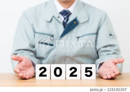 2025のブロックと作業着を着たミドル男性ビジネスマン 128192267