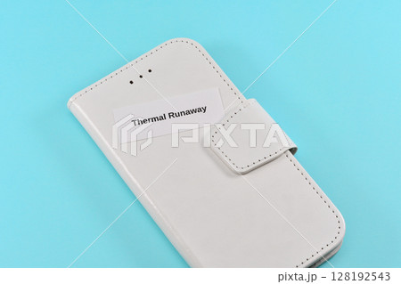 スマホが熱暴走しているイメージ 128192543