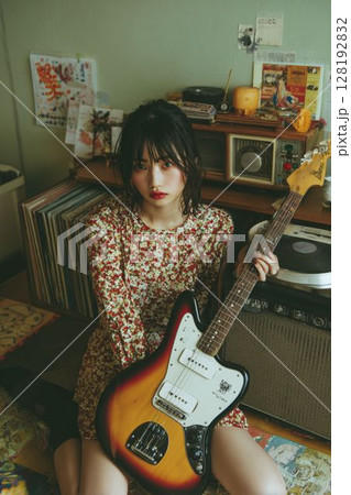 Music Girl 004|レトロな和室と静かなギターの時間 Music Girl 004|レトロな和室と静かなギターの時間 128192832