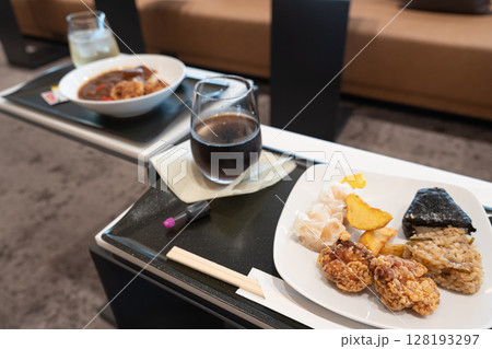国際線ANAラウンジの食事 国際線ANAラウンジの食事 128193297