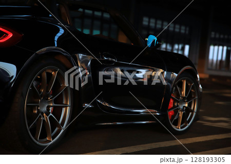 ツヤツヤの黒いオープンカー 128193305