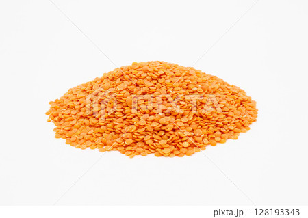 山のようなかたちに盛られた赤レンズ豆 128193343