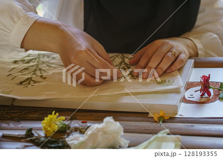 Leaf Hammer Printing on Fabric Leaf Hammer Printing on Fabric 128193355