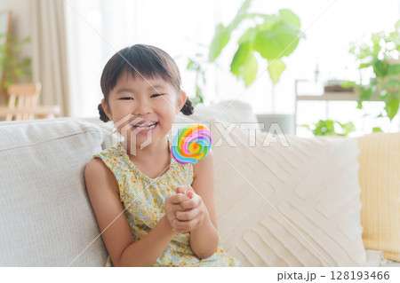 お菓子の飴を食べる子供 128193466
