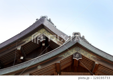 出雲大社 青空と拝殿 破風の装飾と,鬼瓦 128193733