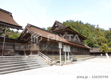 出雲大社の観祭楼(かんさいろう)と廻廊(かいろう) 128193740