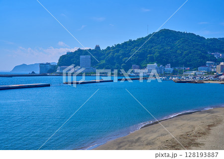 静岡県熱海市の海岸から南側の眺望(サンビーチ,熱海城,リゾートホテルなど) 静岡県熱海市の海岸から南側の眺望(サンビーチ,熱海城,リゾートホテルなど) 128193887
