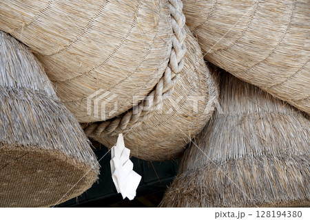 出雲大社 神楽殿 美しい注連縄の造形と紙垂 128194380