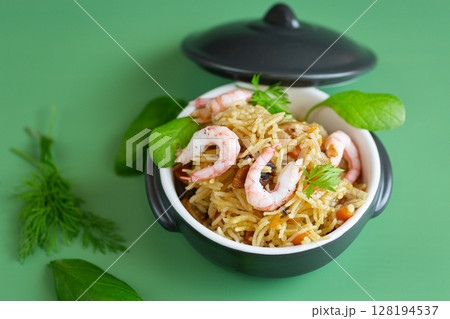 Cooked rice with shrimps and vegetables in a bowl 128194537