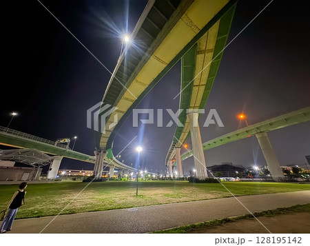 公園から見上げる曲線美の高架道路 夜の都市風景 公園から見上げる曲線美の高架道路 夜の都市風景 128195142